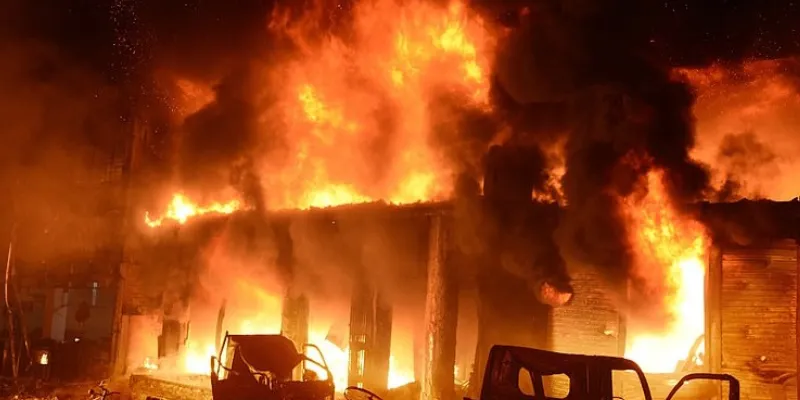 Mơ thấy không thể dập tắt lửa khi nhà cháy